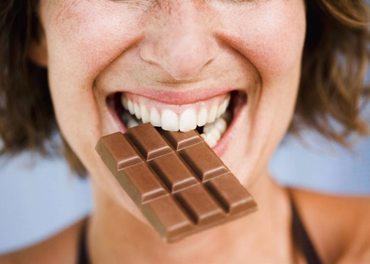 Mujer-comiendo-chocolate