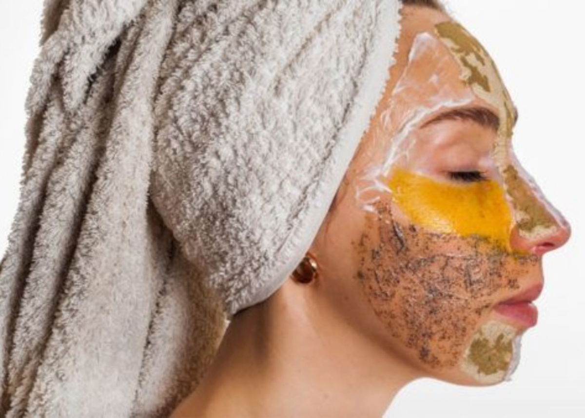 Mujer con mascarillas caseras