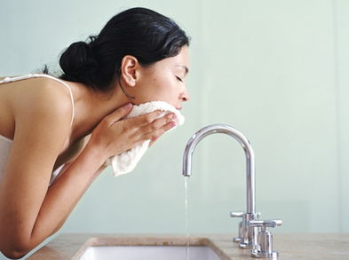 ¿Qué hay de cierto que el agua rejuvenece la piel?