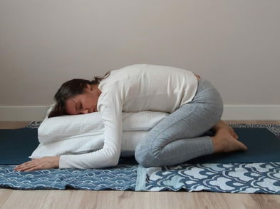 Yoga con almohadas para relajar el cuerpo