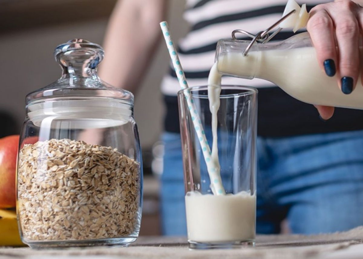 Persona-sirviendo-vaso-de-leche