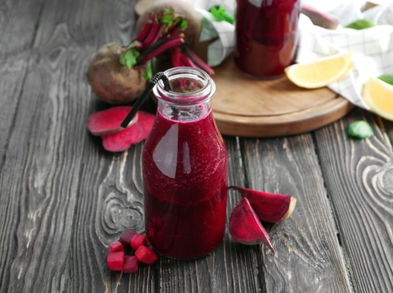 Zumo rojo en el desayuno para desintoxicar el cuerpo