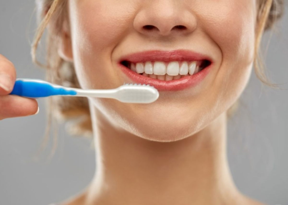 Mujer cepillando boca