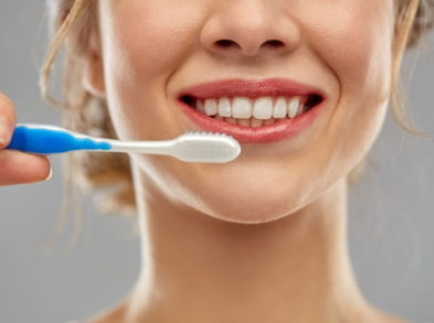 ¿Cepillar la boca con agua oxigenada resulta eficaz?