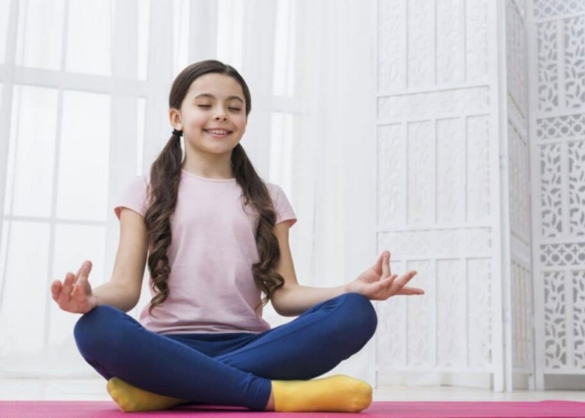 Niña meditando