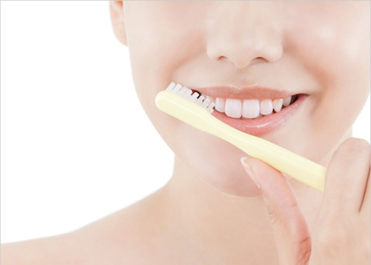 Persona cepillando labios
