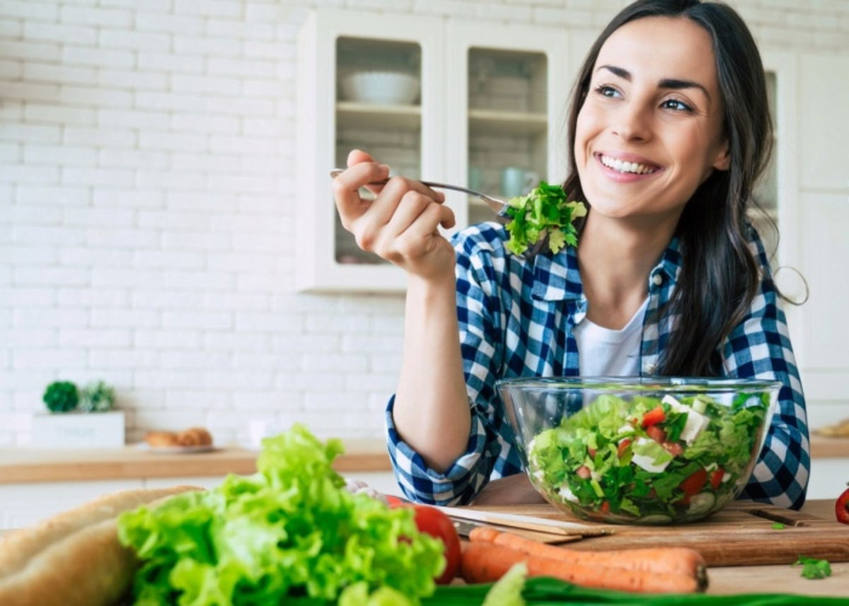 Persona-comiendo-vegetales