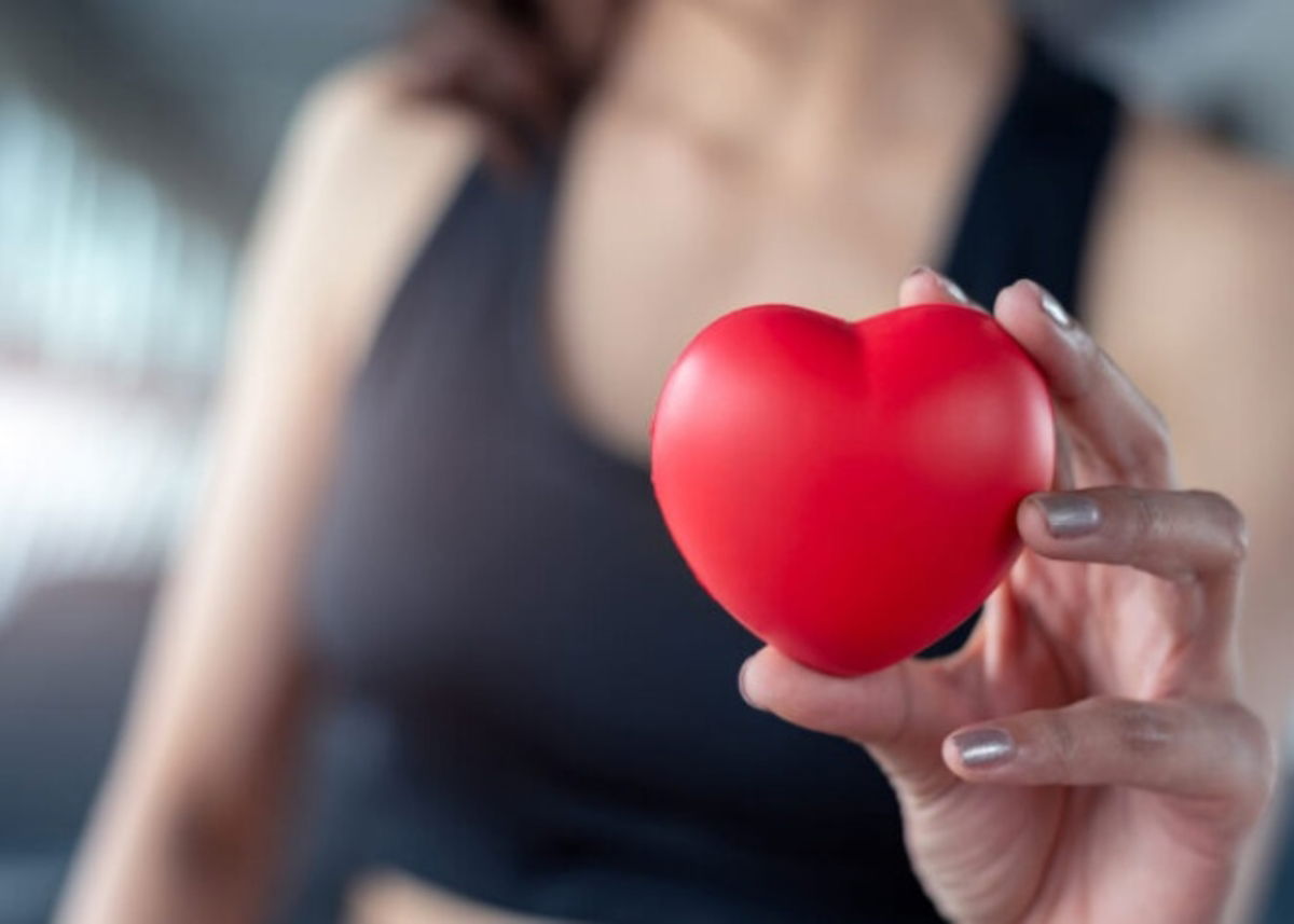 Persona-con-corazn-mano