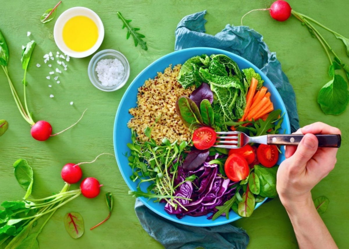 Pesona-con-plato-de-plantas