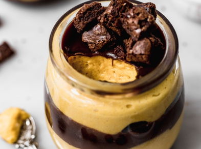 Brownie con mousse de lúcuma, postre saludable y delicioso