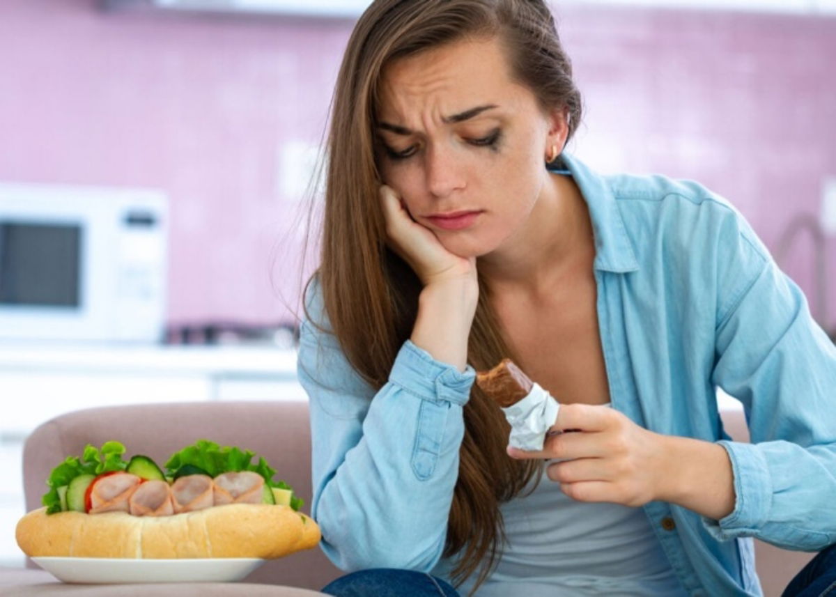 Mujer-con-hambre-emocional
