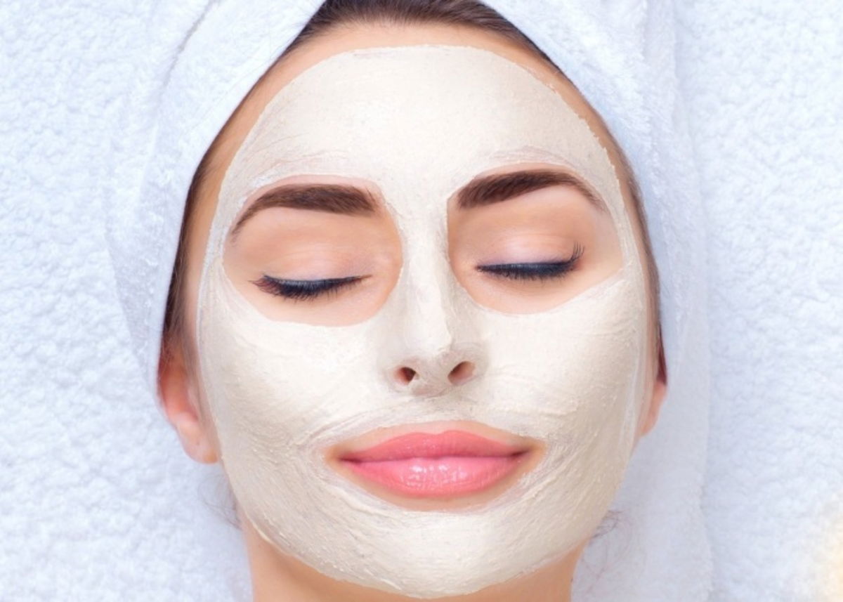 Mujer mascarilla almendra