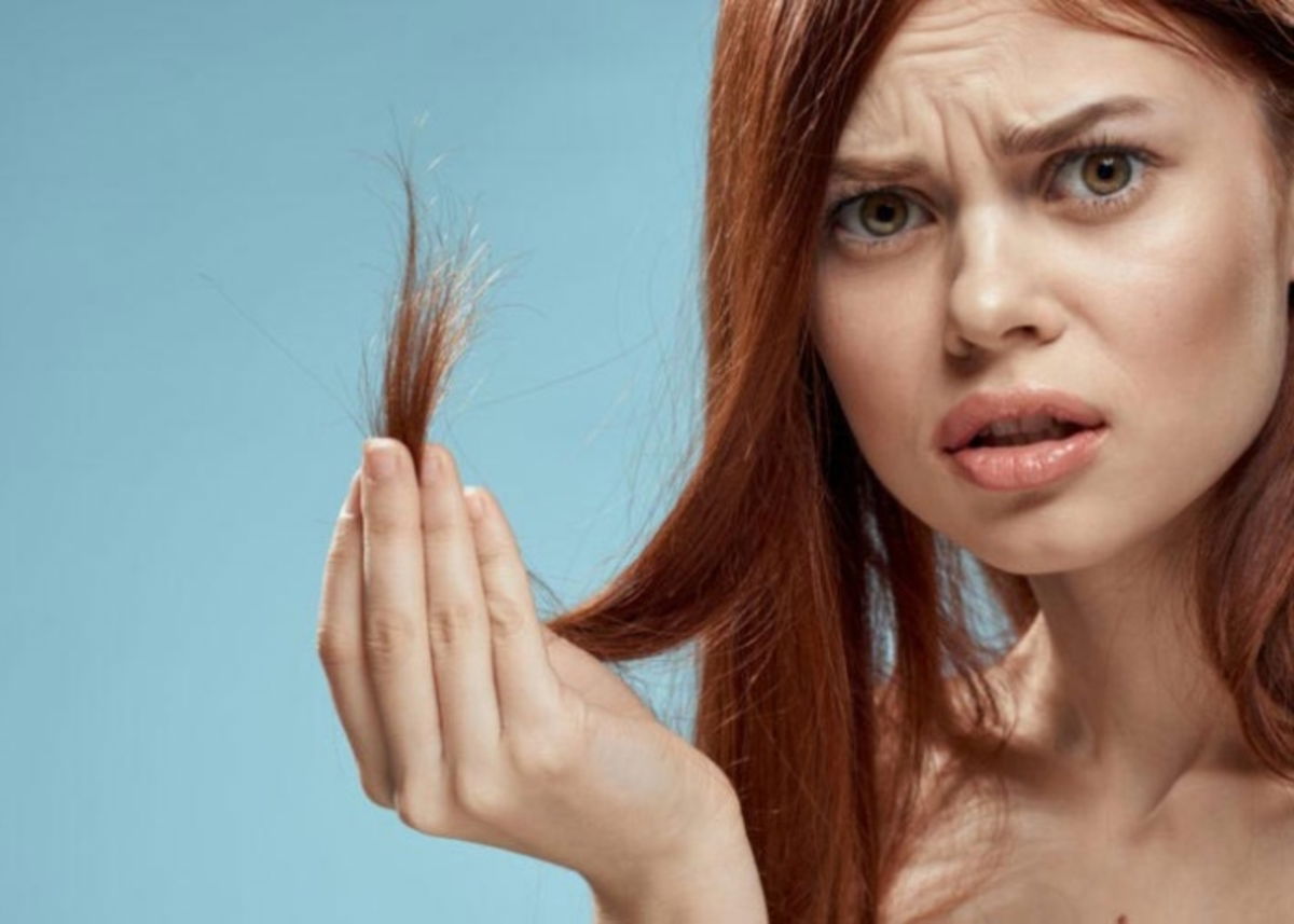 Mujer tomando cabello