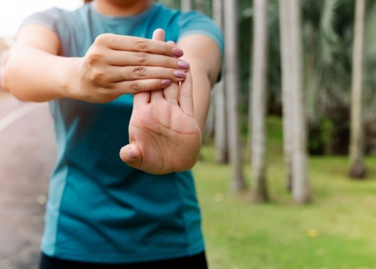 Persona calentando muñecas