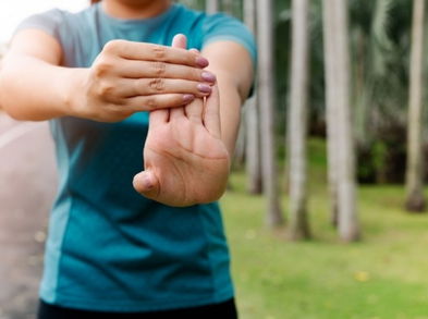 Consejos para evitar dolor de muñecas al hacer planchas