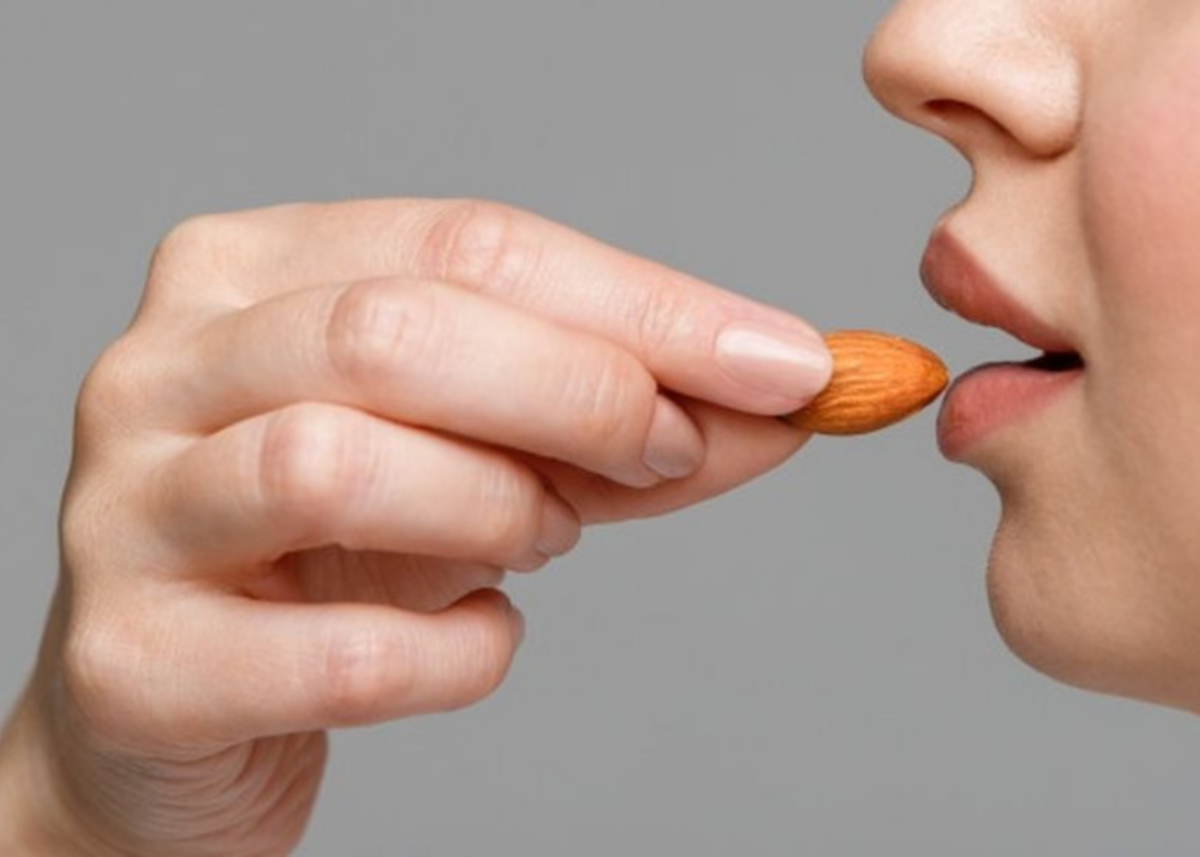 Persona comiendo almendra
