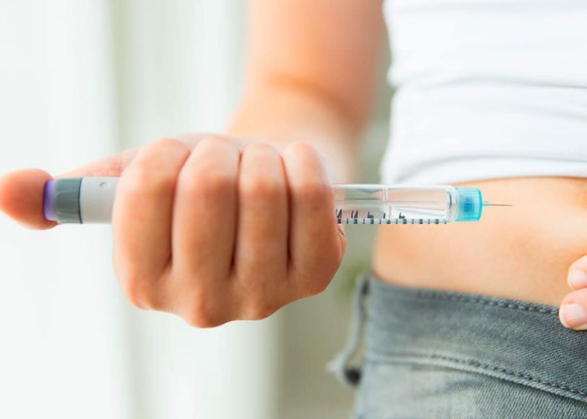 Persona-inyectndose-insulina