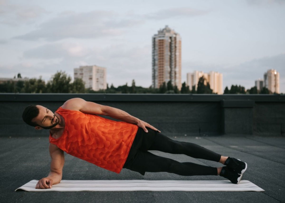 Hombre realizando plancha copenhague