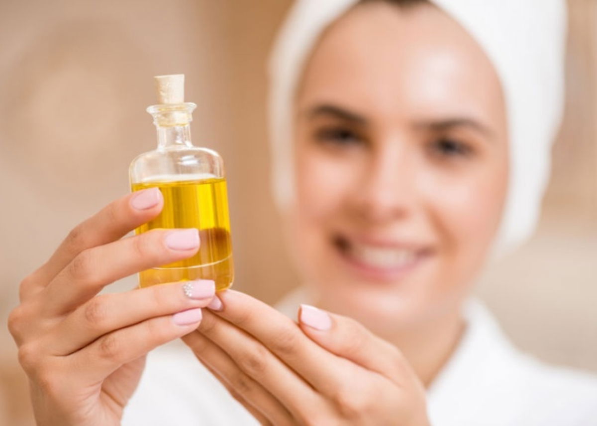 Mujer con acete de papa