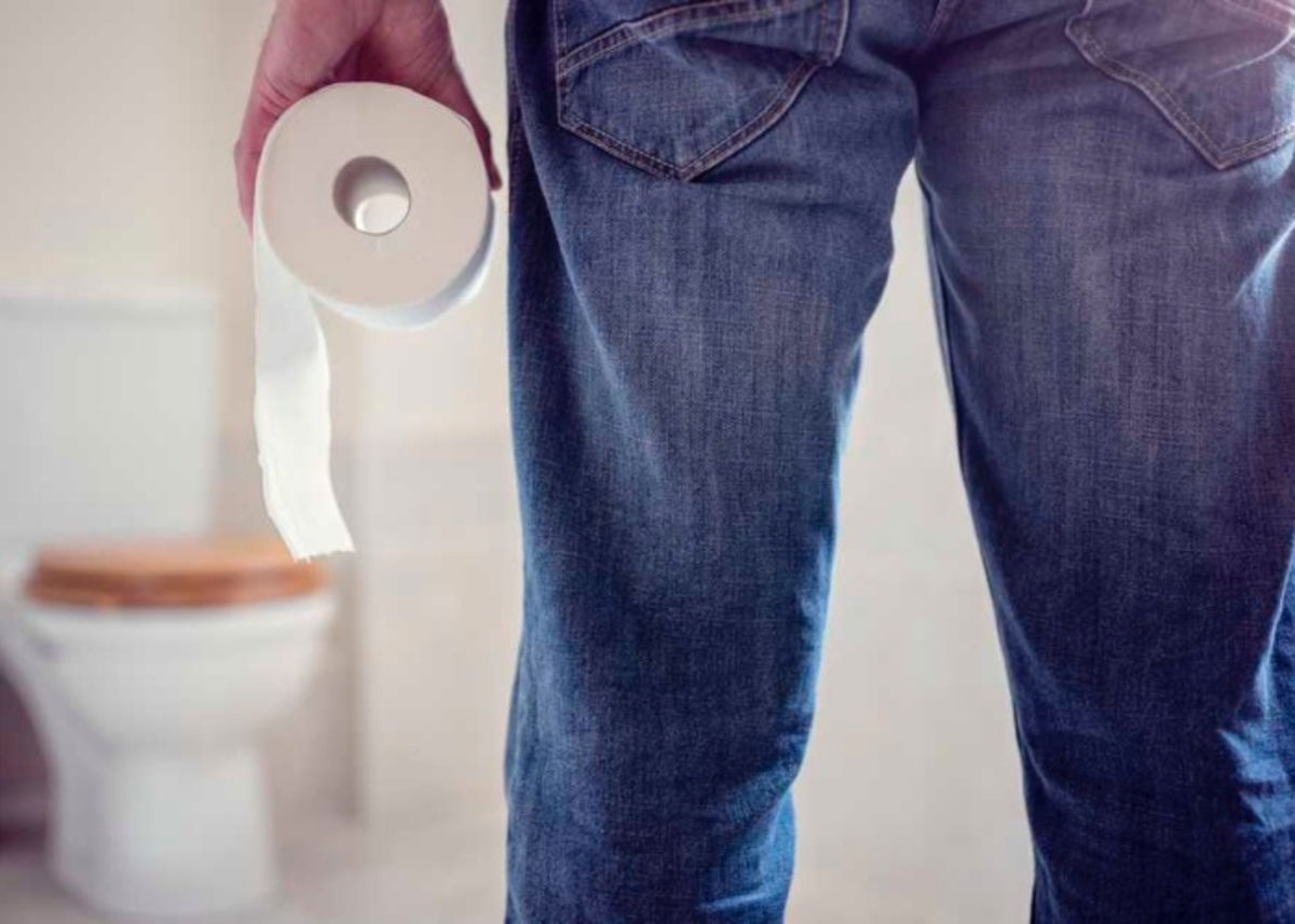 Persona con papel de baño
