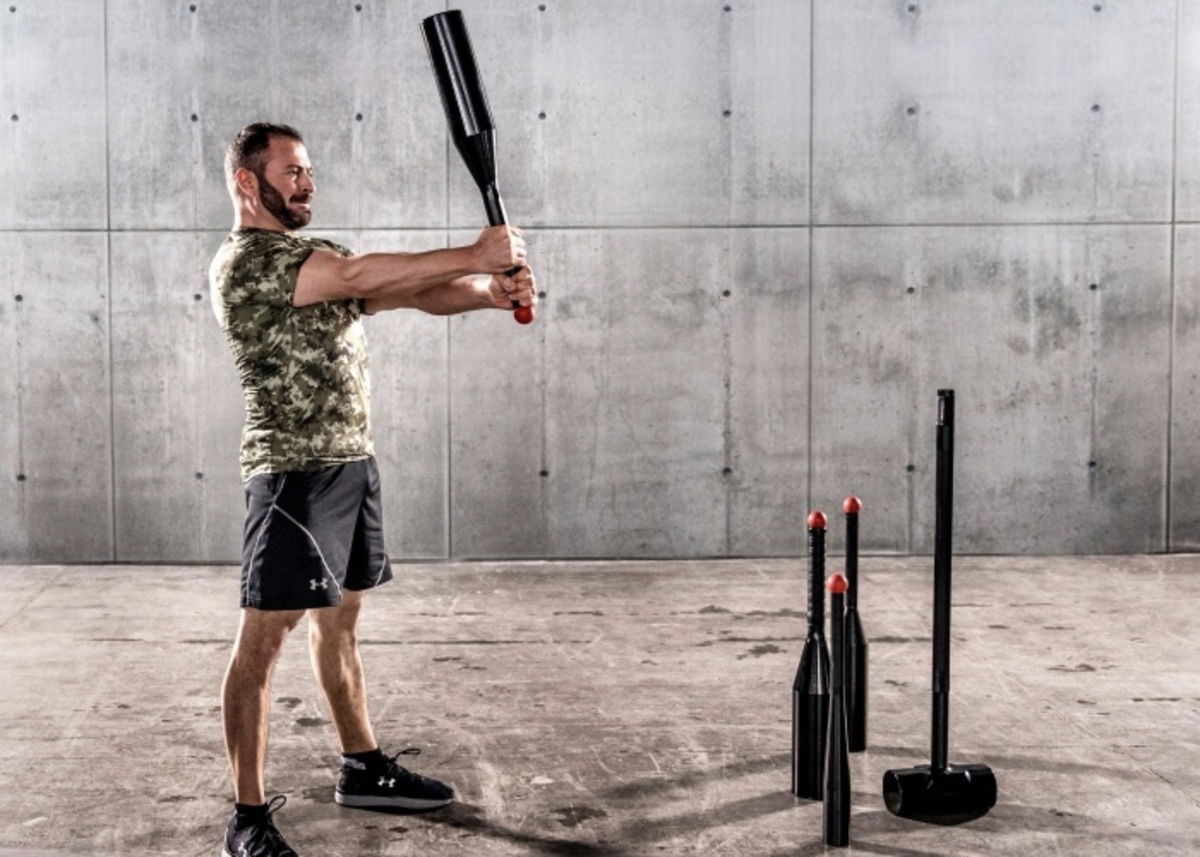 Persona entrenando con clubbell