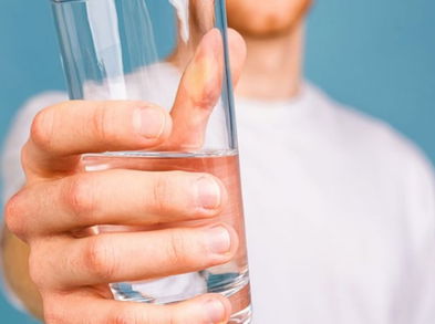 ¿Beber agua destilada resulta peligroso?