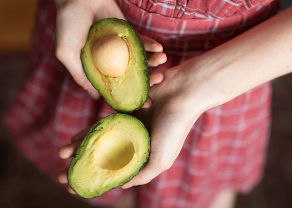Manos con aguacate
