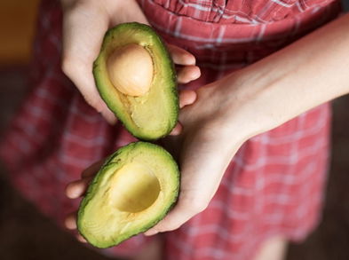 Cómo hacer una mascarilla de aguacate para humectar las manos
