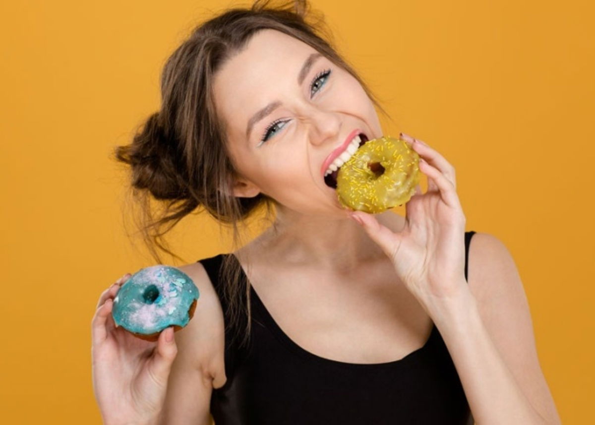Mujer comiendo donas