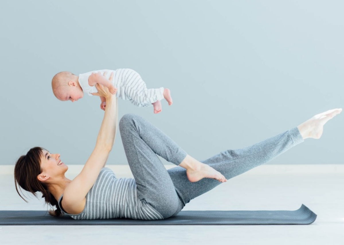 Mujer ejercicio bebé