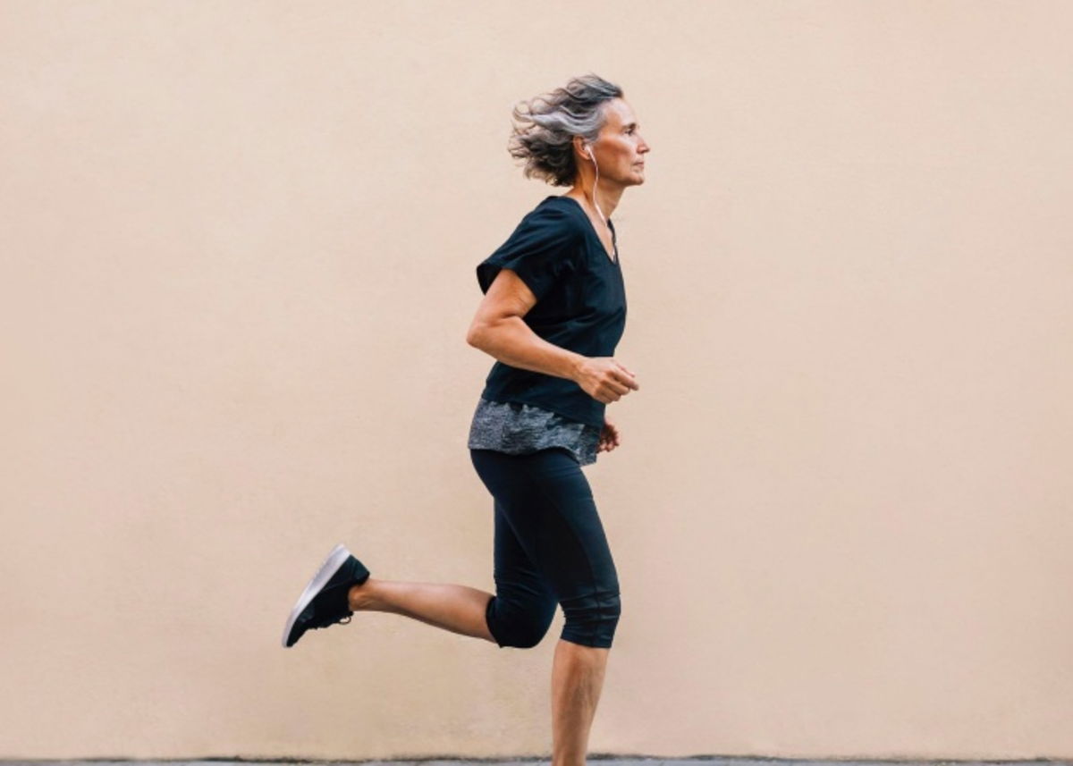 Mujer madura corriendo