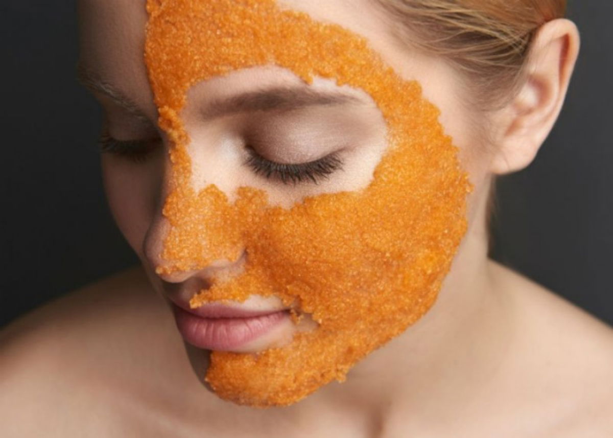Mujer mascarilla mandarina
