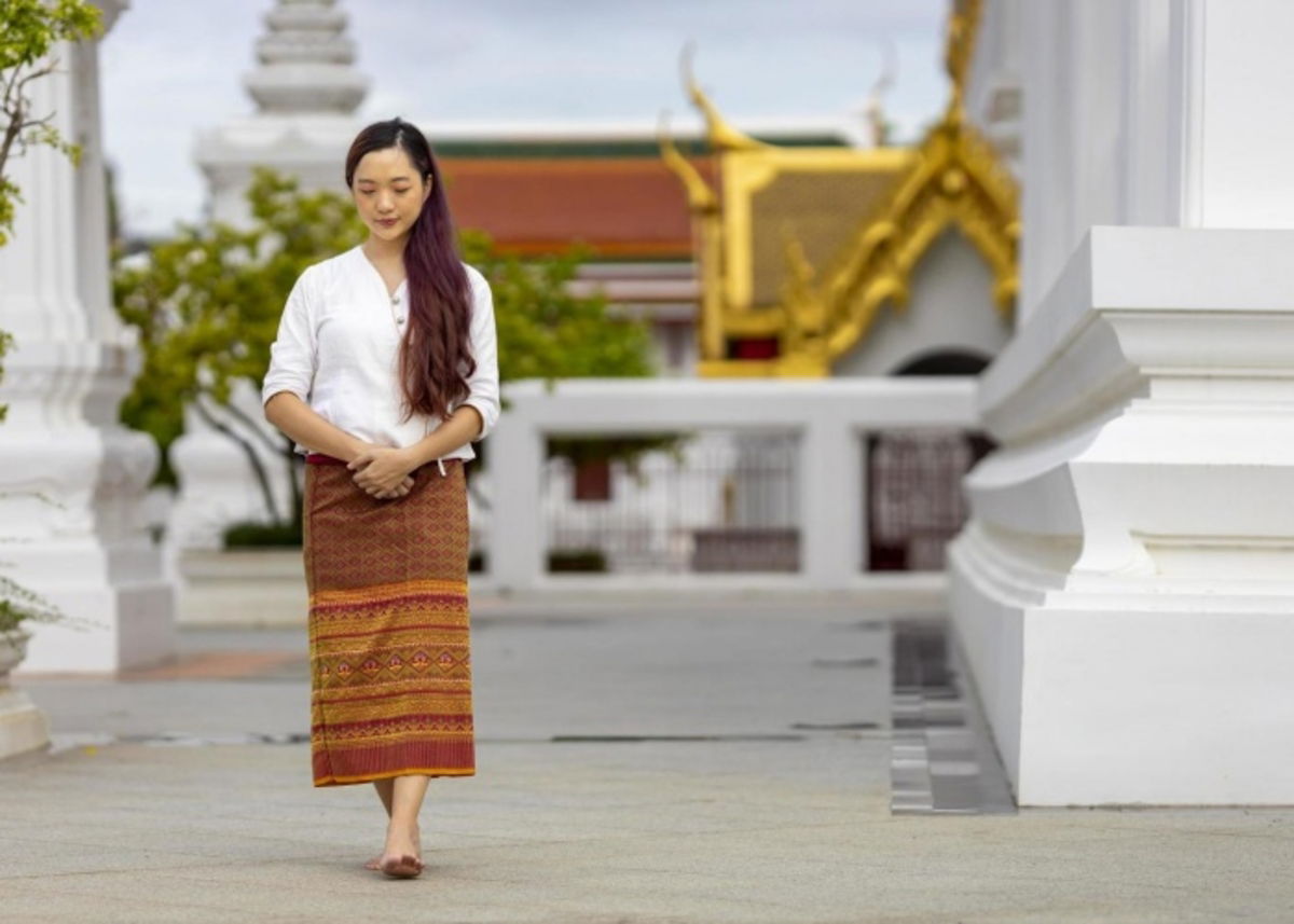 Mujer meditar caminar