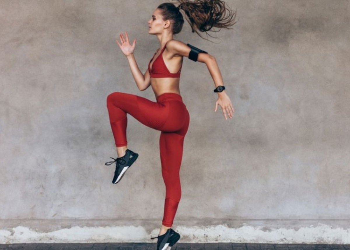Mujer realizando abdominales de pie