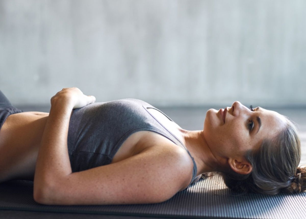 Mujer realizando dragon flag