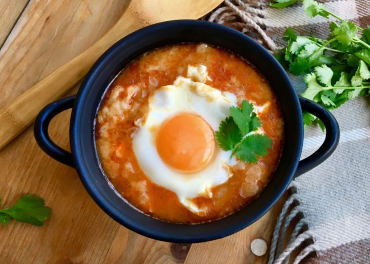 Olla con sopa de ajo y jamón