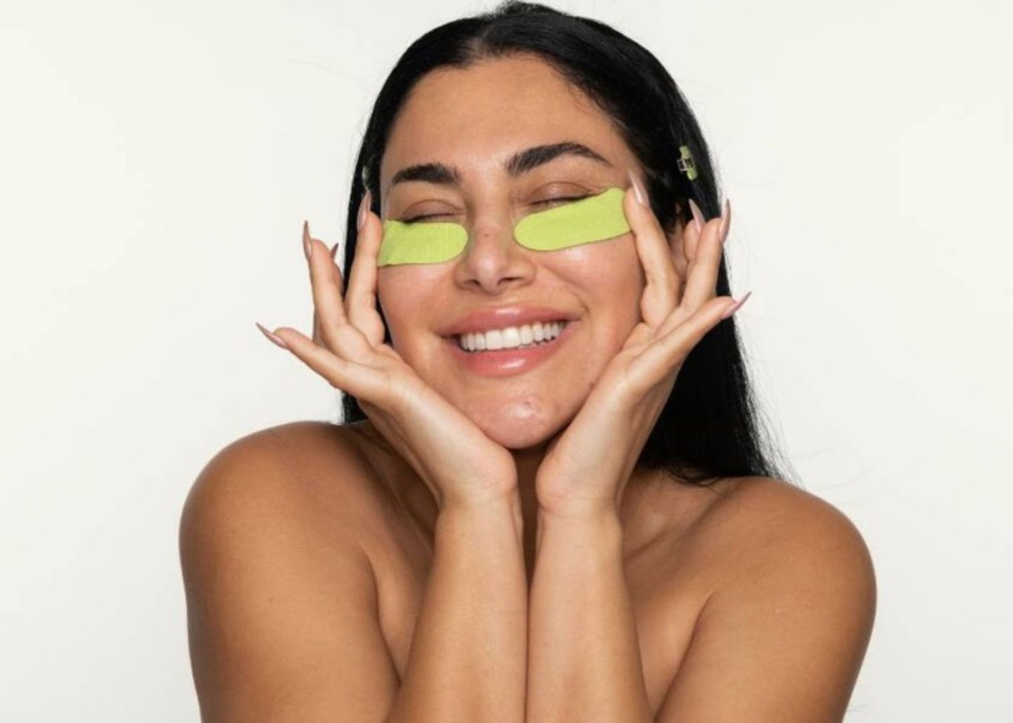 Mujer con parches caseros ojeras