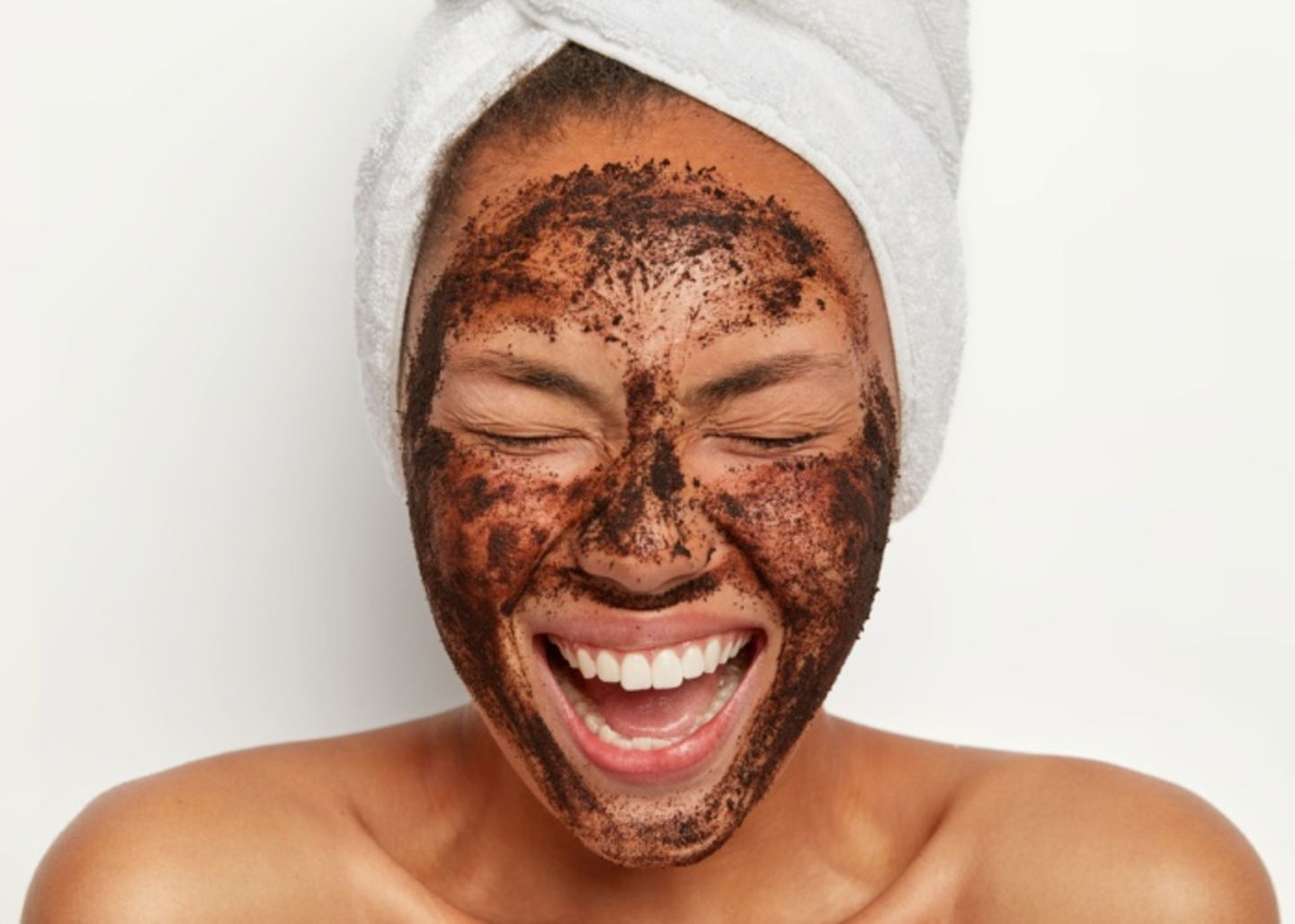 Mujer con tratamiento de café rostro