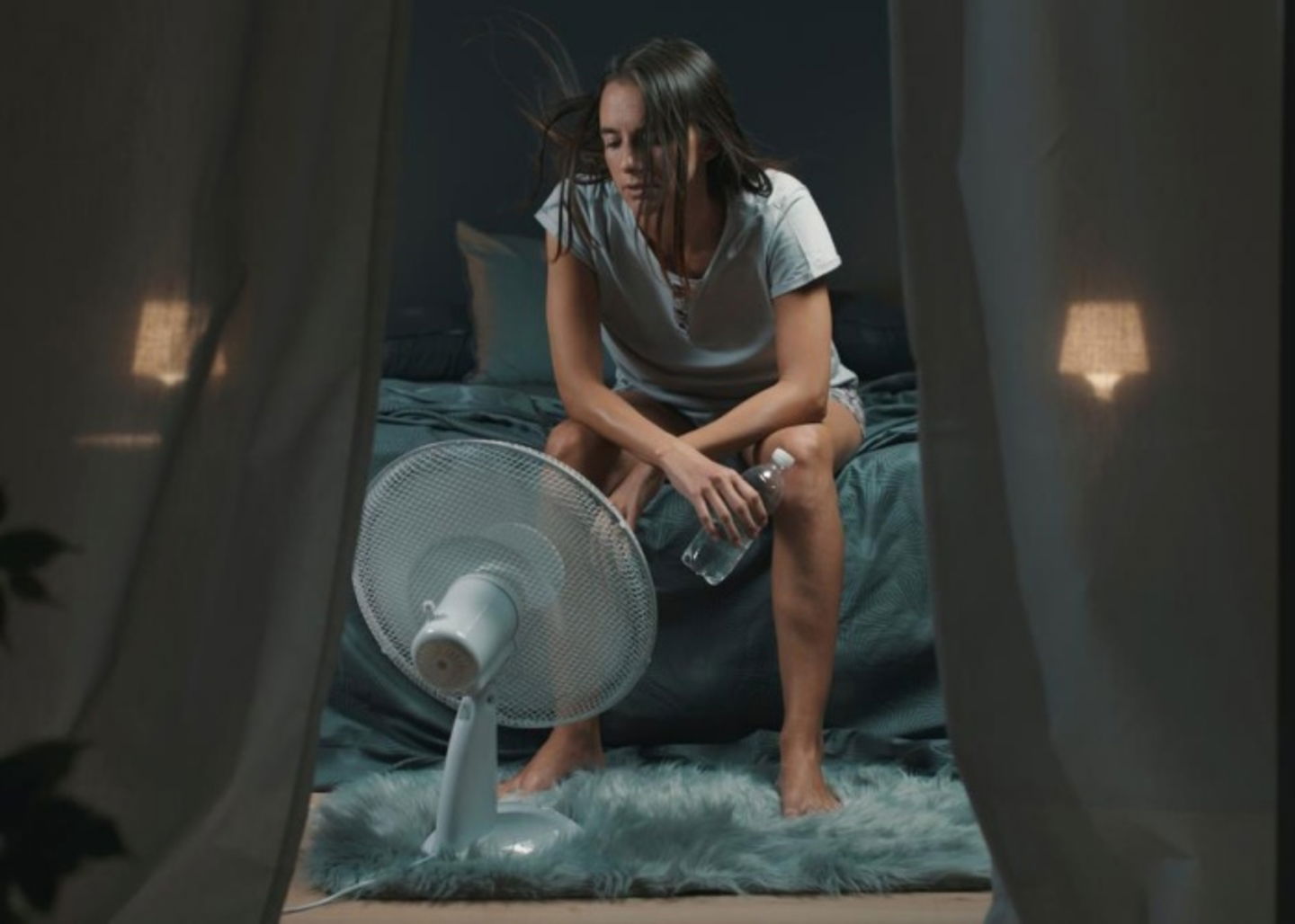 Mujer dormir con calor