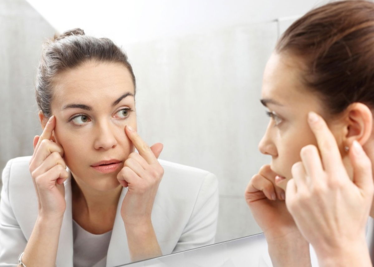 Mujer mirando rostro