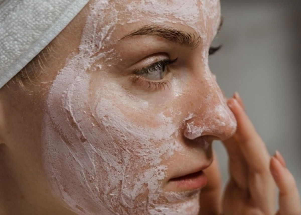 Persona con mascarilla rostro