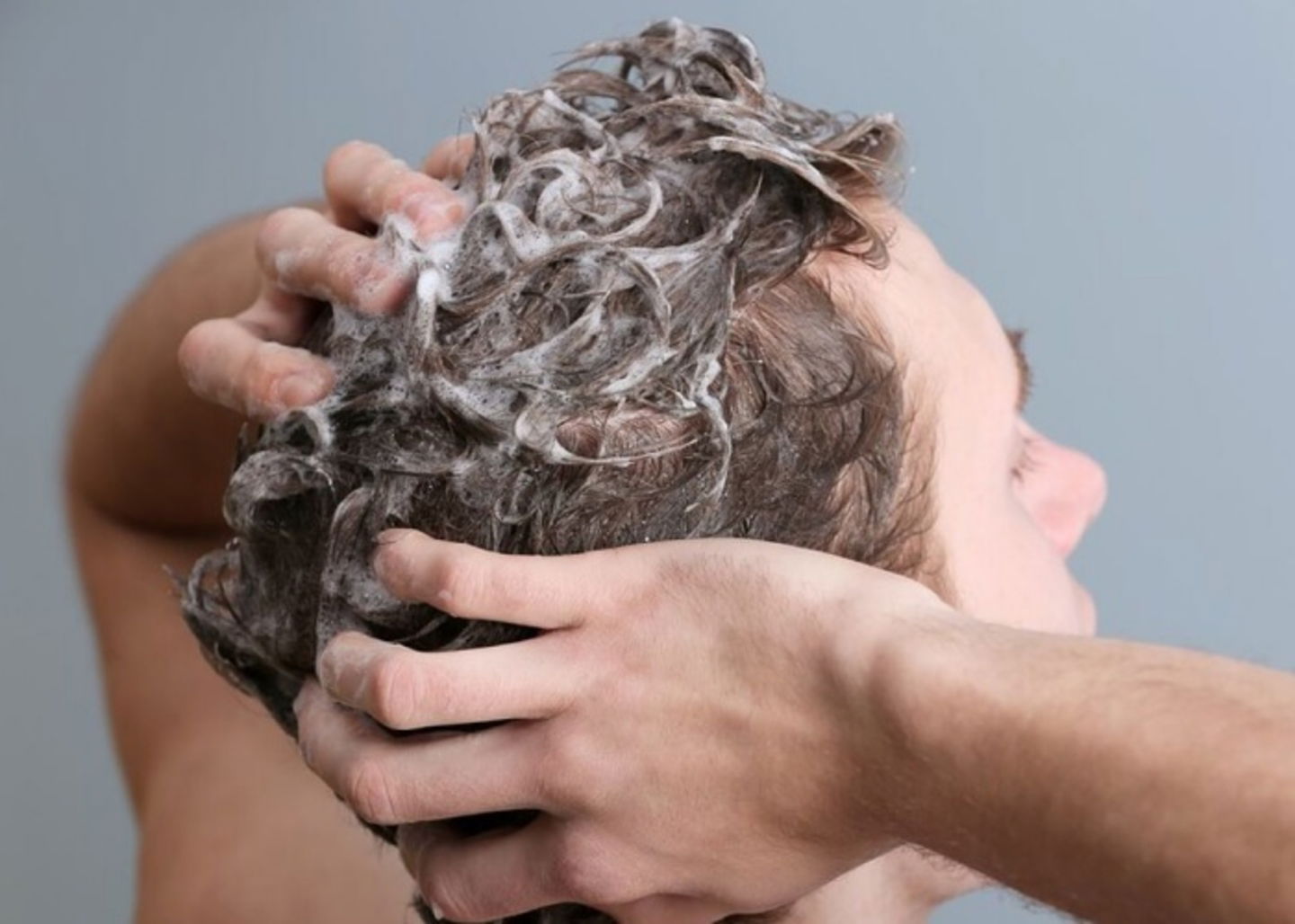 Persona lavando cabello