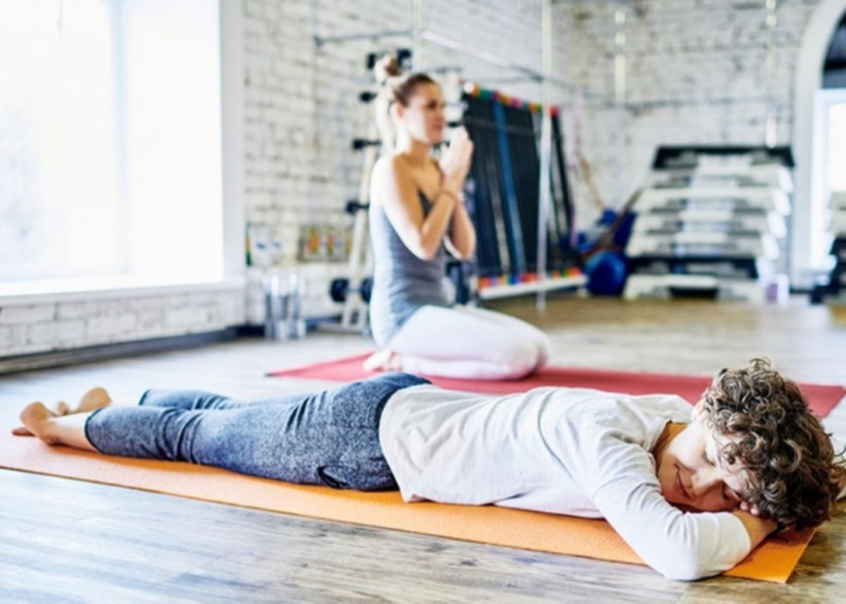 Persona realizando Yoga